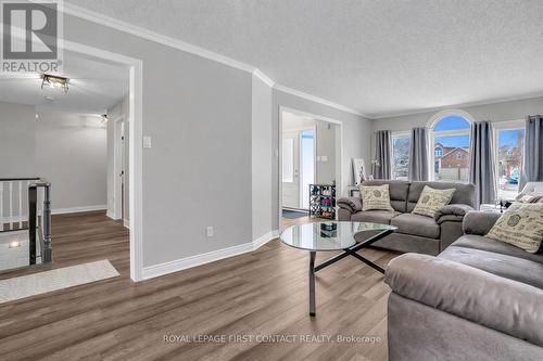 340 Livingstone Street W, Barrie, ON - Indoor Photo Showing Living Room