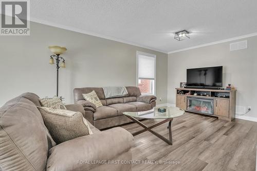 340 Livingstone Street W, Barrie, ON - Indoor Photo Showing Living Room