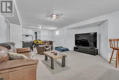 340 Livingstone Street W, Barrie, ON - Indoor Photo Showing Living Room