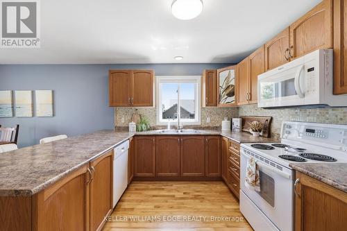 33 Jane Street, West Lincoln, ON - Indoor Photo Showing Kitchen With Double Sink
