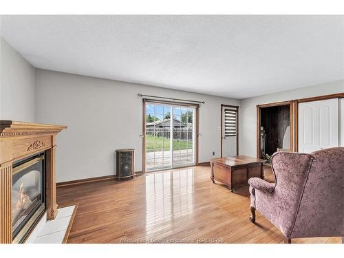 1721 Glendale, Windsor, ON - Indoor Photo Showing Living Room With Fireplace