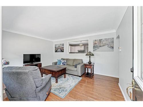1721 Glendale, Windsor, ON - Indoor Photo Showing Living Room