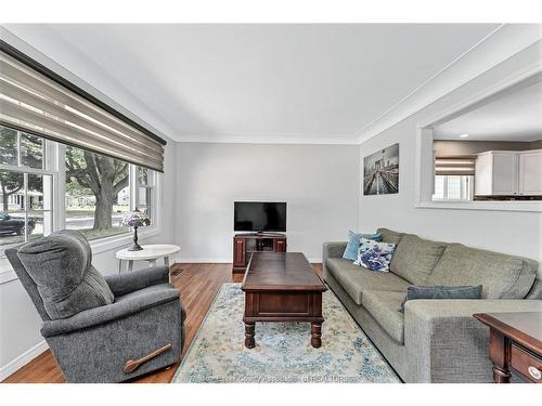 1721 Glendale, Windsor, ON - Indoor Photo Showing Living Room