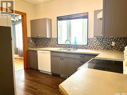 394 2Nd Street, Shaunavon, SK - Indoor Photo Showing Kitchen With Double Sink