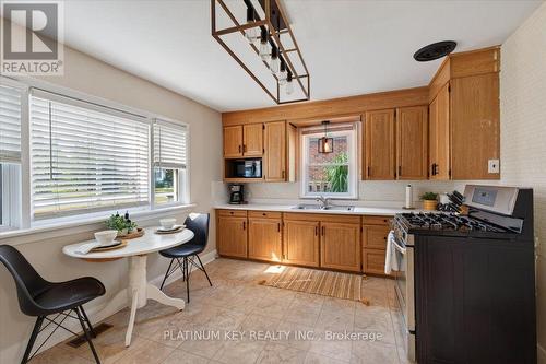 8624 Glendon Drive, Strathroy-Caradoc (Mount Brydges), ON - Indoor Photo Showing Kitchen With Double Sink