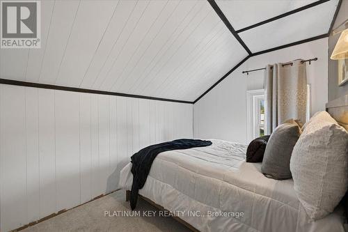 8624 Glendon Drive, Strathroy-Caradoc (Mount Brydges), ON - Indoor Photo Showing Bedroom