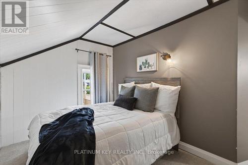 8624 Glendon Drive, Strathroy-Caradoc (Mount Brydges), ON - Indoor Photo Showing Bedroom