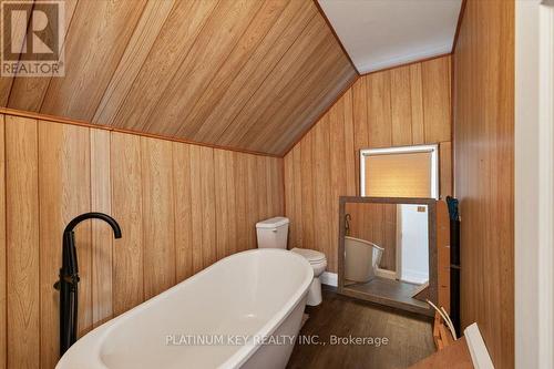 8624 Glendon Drive, Strathroy-Caradoc (Mount Brydges), ON - Indoor Photo Showing Bathroom