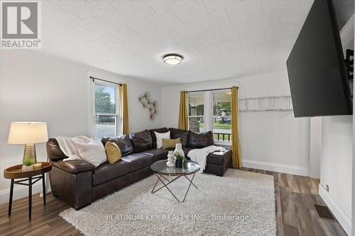 8624 Glendon Drive, Strathroy-Caradoc (Mount Brydges), ON - Indoor Photo Showing Living Room