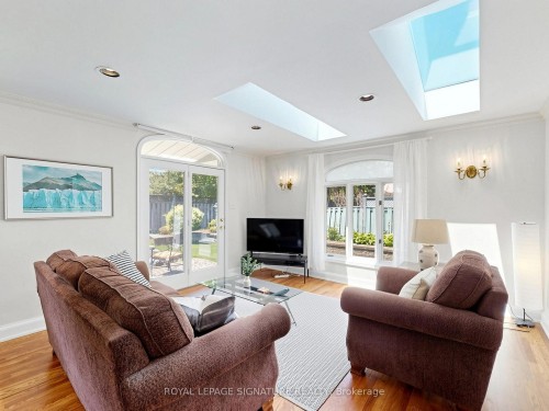 2094 Water'S Edge Drive, Oakville, ON - Indoor Photo Showing Living Room