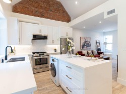 Upper-129 Kenilworth Avenue  Toronto, ON M4L 3S7