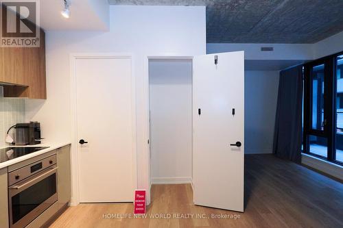 233 - 161 Roehampton Avenue, Toronto, ON - Indoor Photo Showing Kitchen