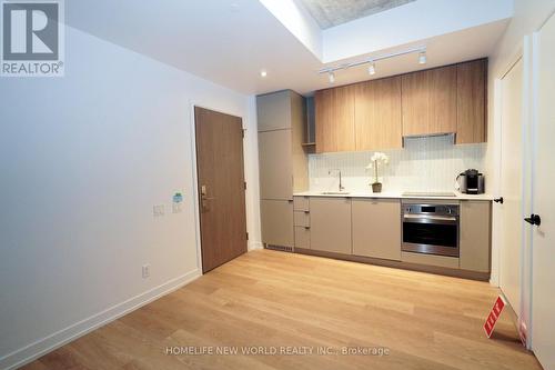 233 - 161 Roehampton Avenue, Toronto, ON - Indoor Photo Showing Kitchen