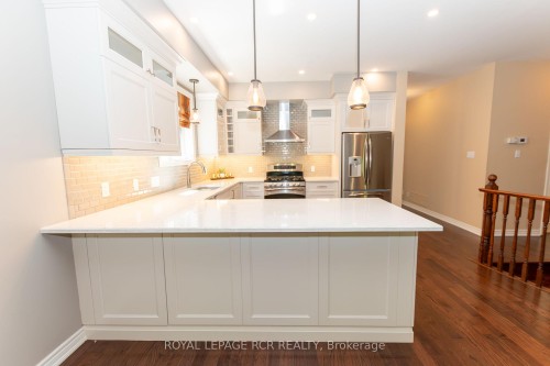 7 Putney Road, Caledon, ON - Indoor Photo Showing Kitchen With Upgraded Kitchen