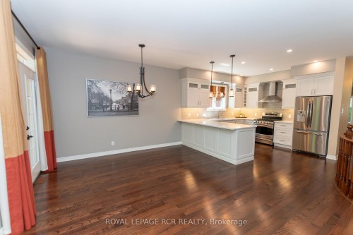 7 Putney Road, Caledon, ON - Indoor Photo Showing Kitchen With Upgraded Kitchen