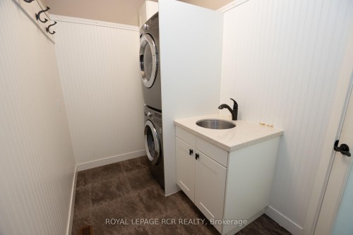 7 Putney Road, Caledon, ON - Indoor Photo Showing Laundry Room