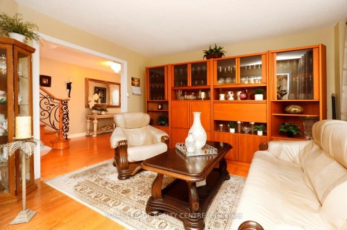 690 Ashprior Avenue, Mississauga, ON - Indoor Photo Showing Living Room