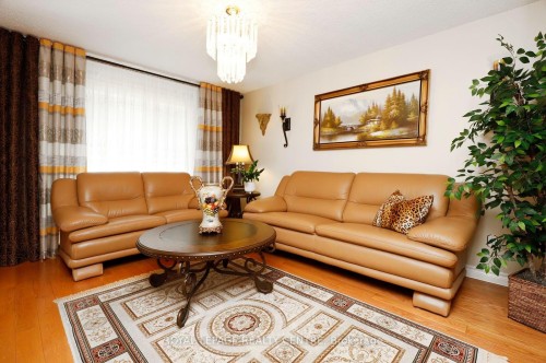 690 Ashprior Avenue, Mississauga, ON - Indoor Photo Showing Living Room