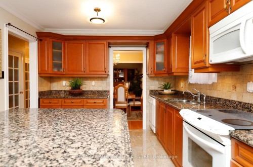 690 Ashprior Avenue, Mississauga, ON - Indoor Photo Showing Kitchen With Double Sink