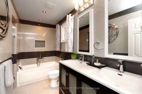 690 Ashprior Avenue, Mississauga, ON - Indoor Photo Showing Bathroom