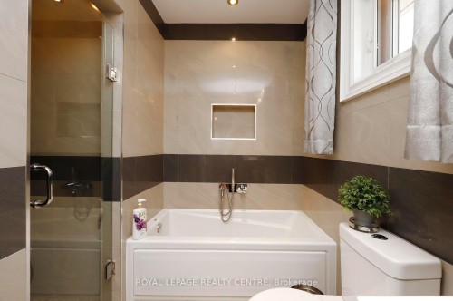 690 Ashprior Avenue, Mississauga, ON - Indoor Photo Showing Bathroom