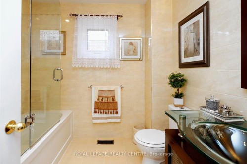 690 Ashprior Avenue, Mississauga, ON - Indoor Photo Showing Bathroom