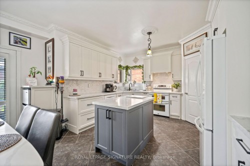 11 Downey Drive, Whitby, ON - Indoor Photo Showing Kitchen