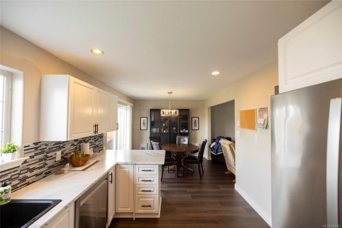 #1-2553 Kingcome Pl, Port Mcneill, BC - Indoor Photo Showing Kitchen