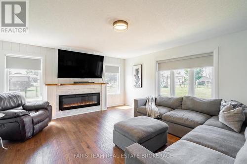 4 Cheslock Crescent, Oro-Medonte, ON - Indoor Photo Showing Living Room With Fireplace