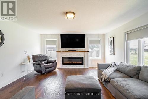 4 Cheslock Crescent, Oro-Medonte, ON - Indoor Photo Showing Living Room With Fireplace