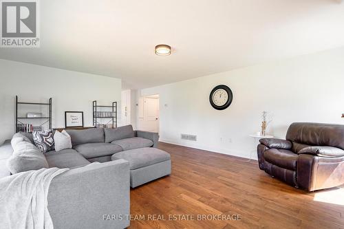 4 Cheslock Crescent, Oro-Medonte, ON - Indoor Photo Showing Living Room