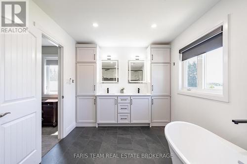 4 Cheslock Crescent, Oro-Medonte, ON - Indoor Photo Showing Bathroom