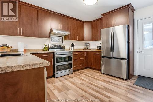 60 Manning Drive, Chatham, ON - Indoor Photo Showing Kitchen