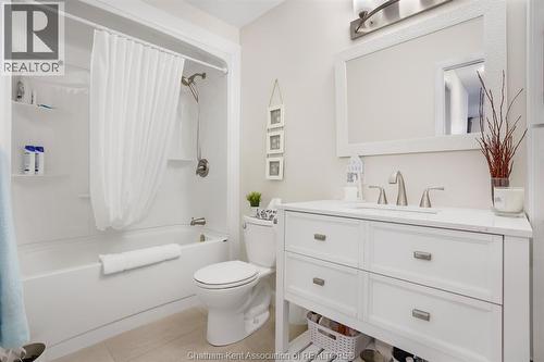 60 Manning Drive, Chatham, ON - Indoor Photo Showing Bathroom