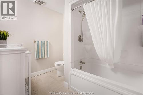60 Manning Drive, Chatham, ON - Indoor Photo Showing Bathroom