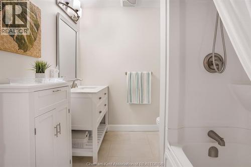 60 Manning Drive, Chatham, ON - Indoor Photo Showing Bathroom