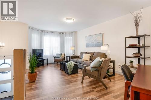 60 Manning Drive, Chatham, ON - Indoor Photo Showing Living Room