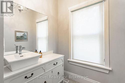 31 Givins Street, Woodstock (Woodstock - North), ON - Indoor Photo Showing Bathroom