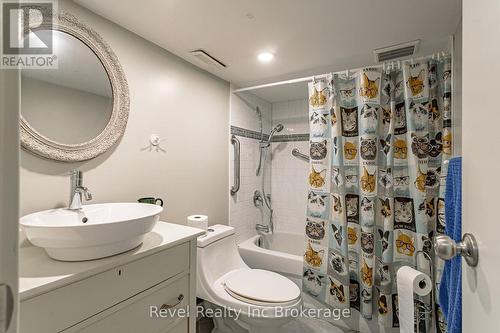 31 Givins Street, Woodstock (Woodstock - North), ON - Indoor Photo Showing Bathroom
