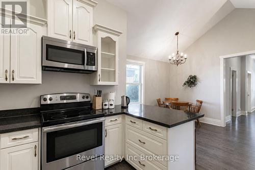 31 Givins Street, Woodstock (Woodstock - North), ON - Indoor Photo Showing Kitchen