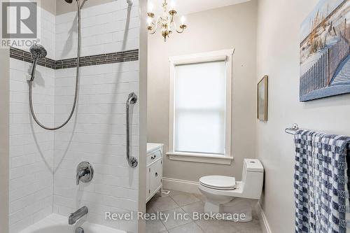 31 Givins Street, Woodstock (Woodstock - North), ON - Indoor Photo Showing Bathroom