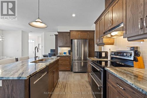 54 Borden Trail, Welland (Prince Charles), ON - Indoor Photo Showing Kitchen With Double Sink With Upgraded Kitchen