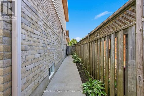 Side yard - 1942 Bloom Crescent, London North (North C), ON - Outdoor With Exterior