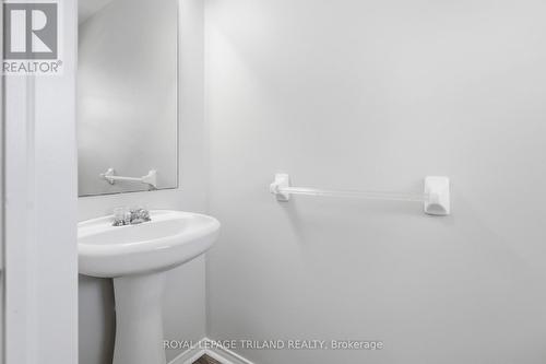 Main floor powder room - 1942 Bloom Crescent, London North (North C), ON - Indoor Photo Showing Bathroom