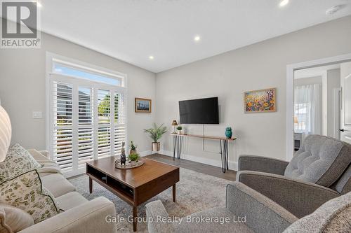 9.5 South Court Street, Norwich (Norwich Town), ON - Indoor Photo Showing Living Room