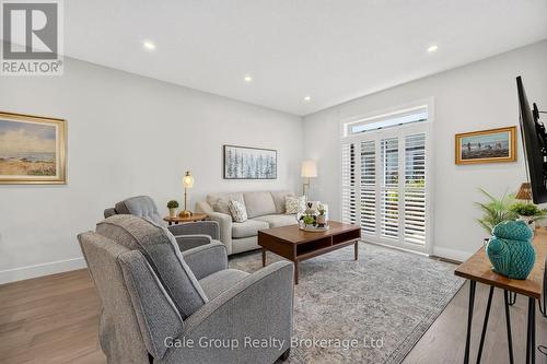 9.5 South Court Street, Norwich (Norwich Town), ON - Indoor Photo Showing Living Room