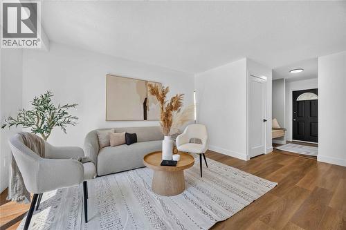 307 Somerset Crescent, Sarnia, ON - Indoor Photo Showing Living Room