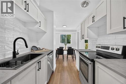 307 Somerset Crescent, Sarnia, ON - Indoor Photo Showing Kitchen With Upgraded Kitchen