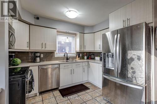 5 Bonaparte Lane, London East (East I), ON - Indoor Photo Showing Kitchen With Double Sink