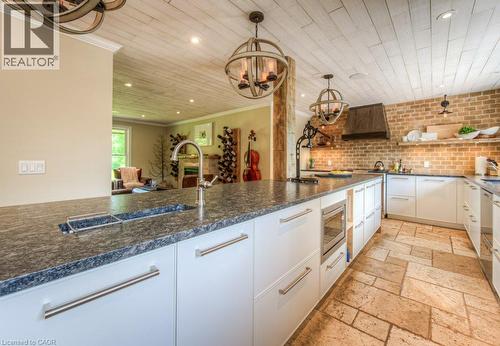 8466 Sideroad 30, Rockwood, ON - Indoor Photo Showing Kitchen With Upgraded Kitchen